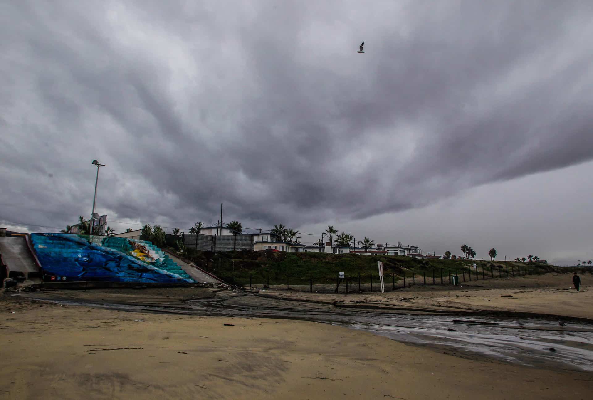 Fotografía de una playa cubierta de nubes grises en Ensenada, Baja California (México). Imagen de archivo. EFE/ Alejandro Zepeda