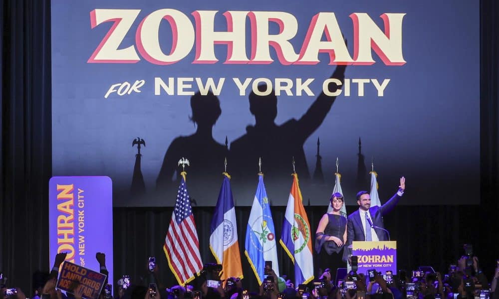 El alcalde electo de la ciudad de Nueva York, Zohran Mamdani (i), y su esposa, Rama Duwaji (d), saludan a la multitud durante una fiesta celebrada por el candidato demócrata en Brooklyn, Nueva York. EFE/ Sarah Yenesel