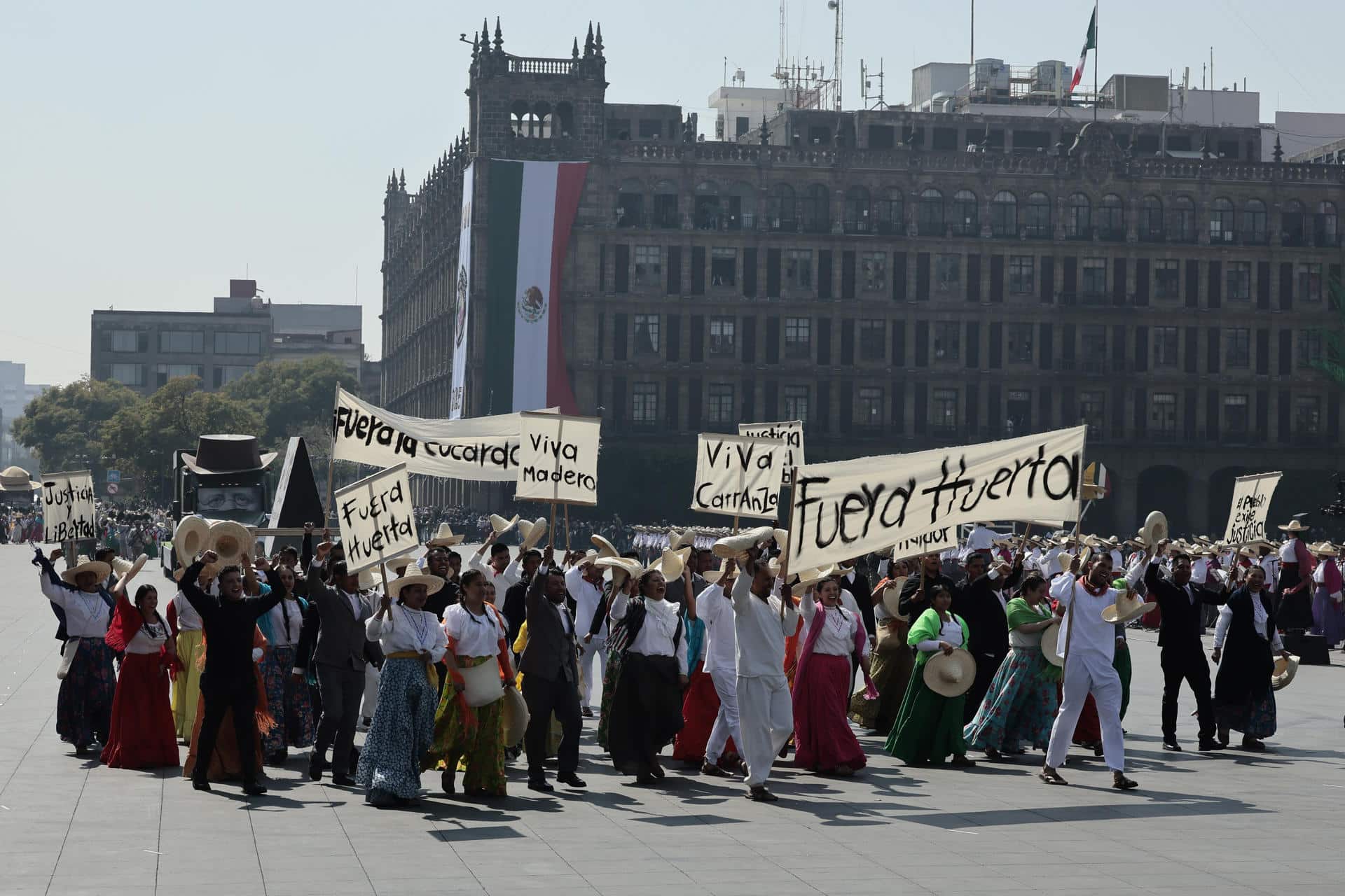 Artistas participan en el desfile por el 115 Aniversario del inicio de la Revolución Mexicana este jueves, en la Ciudad de México (México). EFE/ Isaac Esquivel