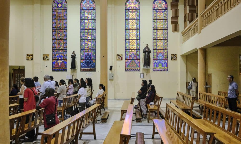 Misa de los domingos celebrada en la iglesia de San Francisco, en el barrio beirutí de Hamra, un templo de tradición litúrgica latina donde acuden decenas de trabajadoras domésticas procedentes de Filipinas, Sri Lanka, Congo o Costa de Marfil. En un país donde la gran mayoría de los cristianos pertenece a alguna de las iglesias católicas orientales, uno de los pocos templos de tradición litúrgica latina del Líbano florece de la mano de decenas de trabajadoras domésticas procedentes de Filipinas, Sri Lanka, Congo o Costa de Marfil. En pleno corazón de Beirut, la iglesia de San Francisco está adornada con una estatua de Santa Teresa de Ávila o cuadros con las estaciones del viacrucis. En el jardín, varias inmigrantes ponen velas bajo una imagen de la Virgen María, a la espera de que comience la siguiente misa dominical. EFE/Edgar Gutiérrez