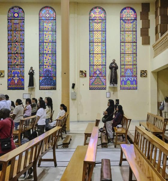 Misa de los domingos celebrada en la iglesia de San Francisco, en el barrio beirutí de Hamra, un templo de tradición litúrgica latina donde acuden decenas de trabajadoras domésticas procedentes de Filipinas, Sri Lanka, Congo o Costa de Marfil. En un país donde la gran mayoría de los cristianos pertenece a alguna de las iglesias católicas orientales, uno de los pocos templos de tradición litúrgica latina del Líbano florece de la mano de decenas de trabajadoras domésticas procedentes de Filipinas, Sri Lanka, Congo o Costa de Marfil. En pleno corazón de Beirut, la iglesia de San Francisco está adornada con una estatua de Santa Teresa de Ávila o cuadros con las estaciones del viacrucis. En el jardín, varias inmigrantes ponen velas bajo una imagen de la Virgen María, a la espera de que comience la siguiente misa dominical. EFE/Edgar Gutiérrez