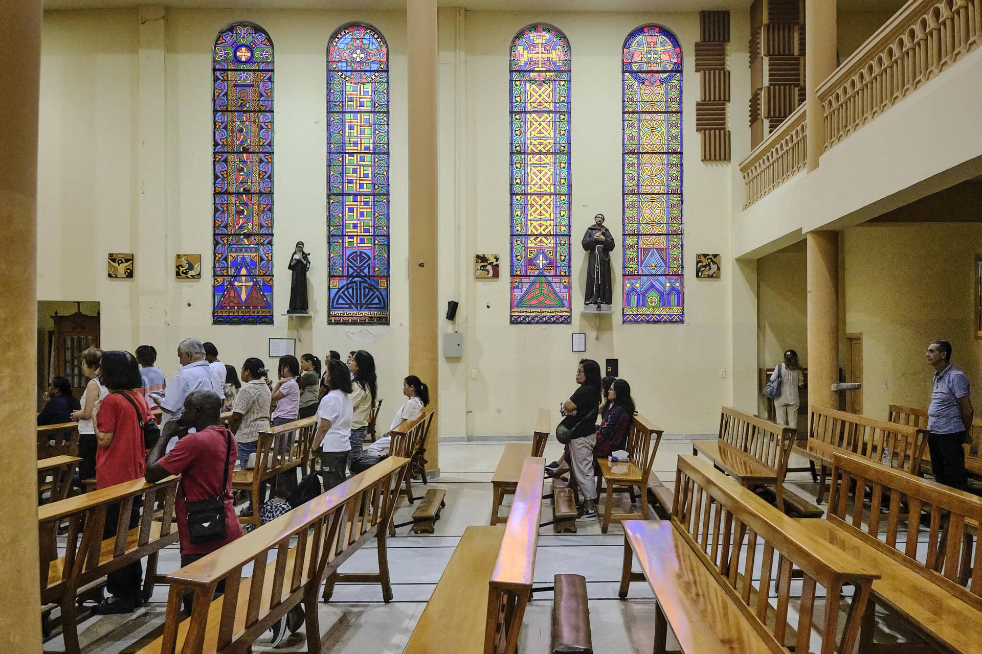 Misa de los domingos celebrada en la iglesia de San Francisco, en el barrio beirutí de Hamra, un templo de tradición litúrgica latina donde acuden decenas de trabajadoras domésticas procedentes de Filipinas, Sri Lanka, Congo o Costa de Marfil. En un país donde la gran mayoría de los cristianos pertenece a alguna de las iglesias católicas orientales, uno de los pocos templos de tradición litúrgica latina del Líbano florece de la mano de decenas de trabajadoras domésticas procedentes de Filipinas, Sri Lanka, Congo o Costa de Marfil. En pleno corazón de Beirut, la iglesia de San Francisco está adornada con una estatua de Santa Teresa de Ávila o cuadros con las estaciones del viacrucis. En el jardín, varias inmigrantes ponen velas bajo una imagen de la Virgen María, a la espera de que comience la siguiente misa dominical. EFE/Edgar Gutiérrez