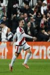 El delantero del Rayo Jorge de Frutos celebra tras marcar el segundo gol ante el Lech Poznan.EFE/Juanjo Martín