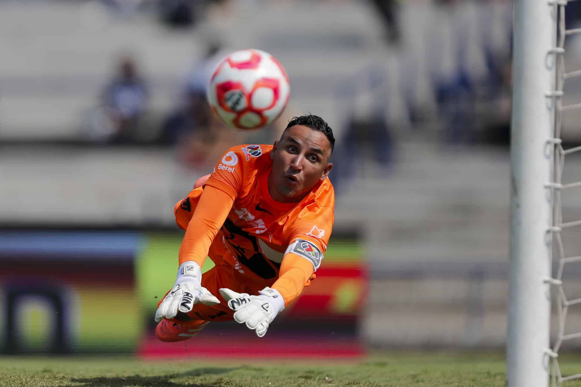 Keylor Navas de Pumas reacciona en un partido de la jornada 16 de la Liga MX entre Pumas y Tijuana en el Estadio Olímpico Universitario, en Ciudad de México (México). Imagen de archivo. EFE/ Isaac Esquivel