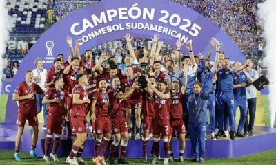 Jugadores de Lanús celebran con el trofeo al ganar la Copa Sudamericana ante Atlético Mineiro en el estadio Defensores del Chaco en Asunción (Paraguay). EFE/Mauricio Dueñas Castañeda