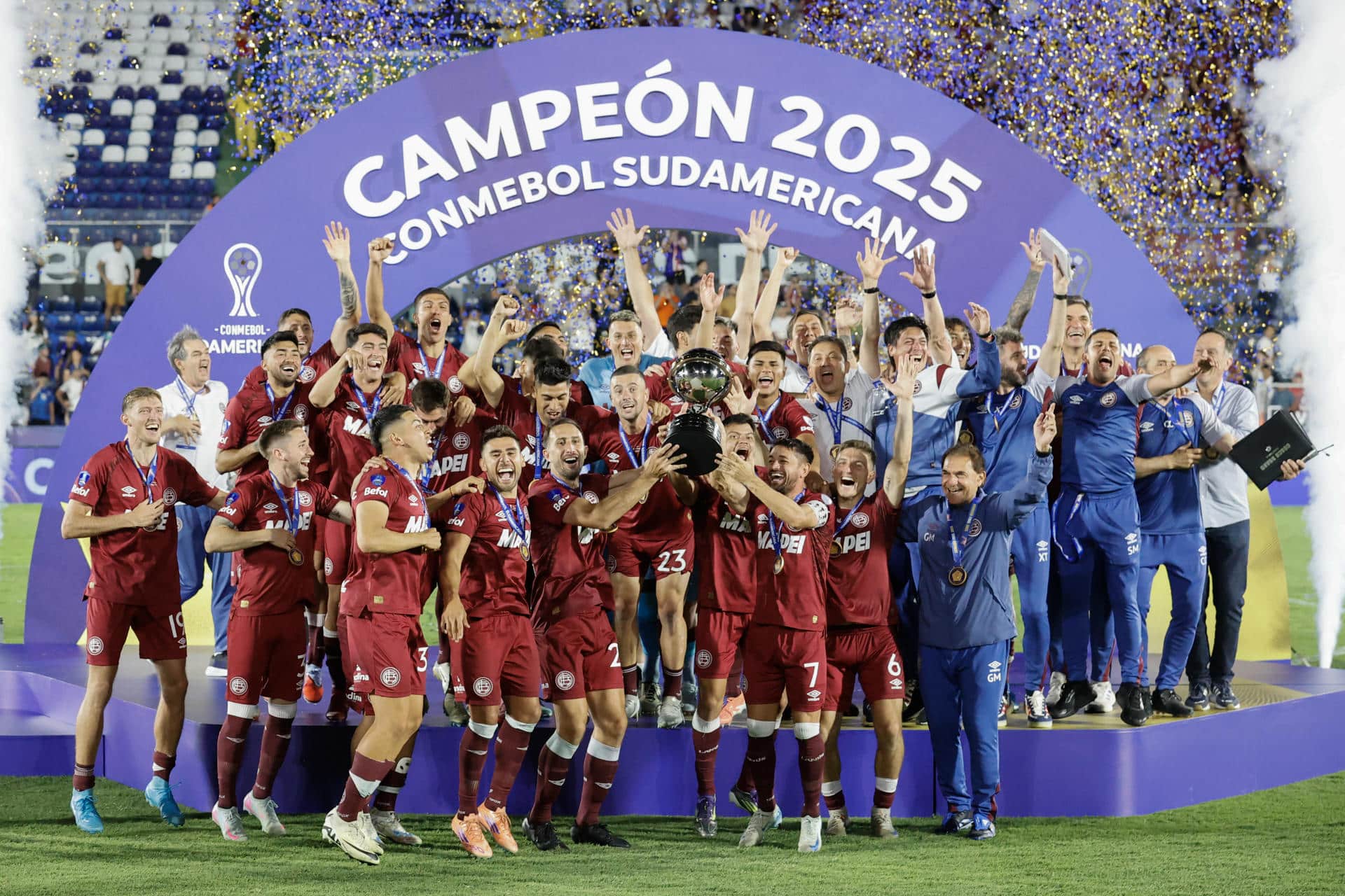Jugadores de Lanús celebran con el trofeo al ganar la Copa Sudamericana ante Atlético Mineiro en el estadio Defensores del Chaco en Asunción (Paraguay). EFE/Mauricio Dueñas Castañeda