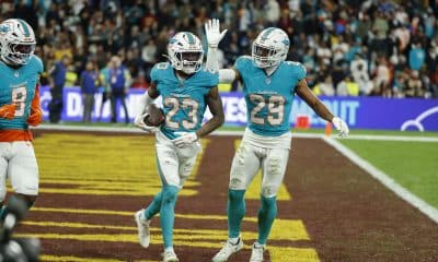 El jugador del Miami Dolphins Jack Jones (c), durante el partido de liga regular de la Liga de Fútbol Americano (NFL), que este domingo disputan los equipos Miami Dolphins y Washington Commanders, este domingo en el Estadio Santiago Bernabéu. EFE/JuanJo Martín