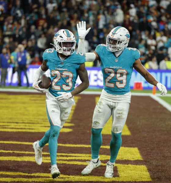 El jugador del Miami Dolphins Jack Jones (c), durante el partido de liga regular de la Liga de Fútbol Americano (NFL), que este domingo disputan los equipos Miami Dolphins y Washington Commanders, este domingo en el Estadio Santiago Bernabéu. EFE/JuanJo Martín