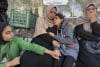 Familiares lloran en el hospital Al Shifa donde fueron trasladadas las víctimas en la ciudad de Gaza. Israel mató, durante la oleada de bombardeos de este miércoles, a 32 gazatíes -entre ellos 12 niños- e hirió a otros 88, según los datos difundidos este jueves por el Ministerio de Sanidad de la Franja de Gaza. 
EFE/ Ahmad Awad
