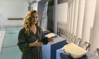 Algunas de las piezas halladas en el yacimiento arqueológico de Mérida (España) viajaron hasta Lisboa para contar, a través de la exposición 'Esa minoría inmensa' inaugurada este miércoles, la historia de "los olvidados" de la época romana, los que estaban "detrás de los emperadores y la historia oficial". Así lo explicó a EFE la comisaria de la exposición Rocío Ayerbe (en la imagen), quien indicó que la muestra trata de "explicar cómo era la pirámide social" del imperio romano. EFE/Laia Mataix Gómez