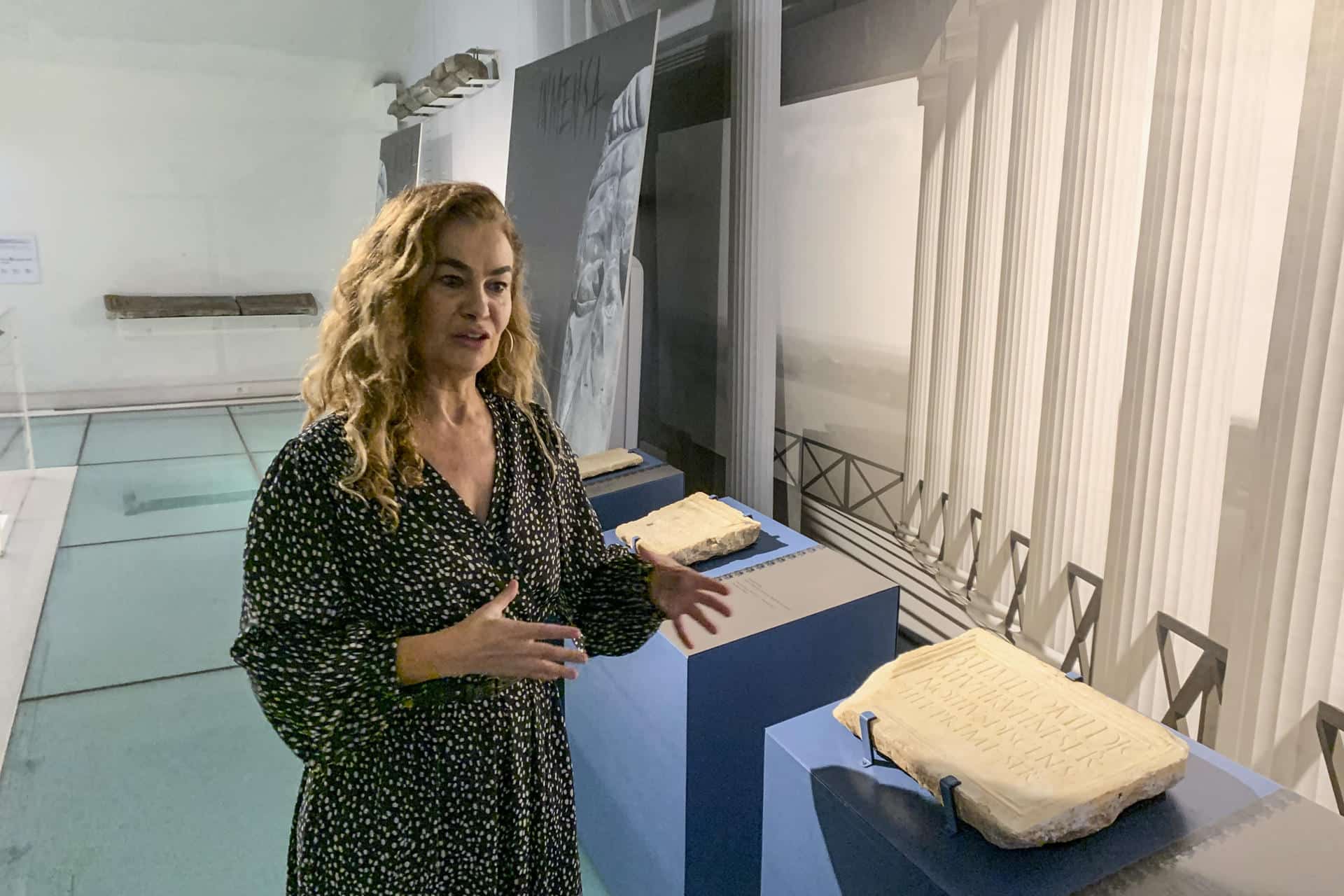 Algunas de las piezas halladas en el yacimiento arqueológico de Mérida (España) viajaron hasta Lisboa para contar, a través de la exposición 'Esa minoría inmensa' inaugurada este miércoles, la historia de "los olvidados" de la época romana, los que estaban "detrás de los emperadores y la historia oficial". Así lo explicó a EFE la comisaria de la exposición Rocío Ayerbe (en la imagen), quien indicó que la muestra trata de "explicar cómo era la pirámide social" del imperio romano. EFE/Laia Mataix Gómez