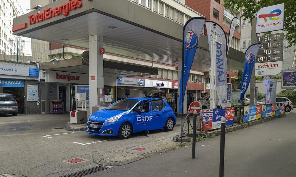 Fotografía de archivo de una gasolinera de la empresa Total Energies en la avenida de Clichy de París (Francia). EFE/ Edgar Sapiña Manchado