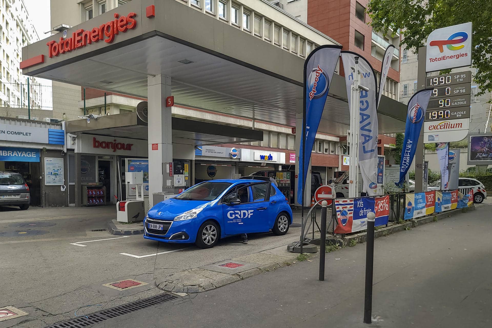 Fotografía de archivo de una gasolinera de la empresa Total Energies en la avenida de Clichy de París (Francia). EFE/ Edgar Sapiña Manchado