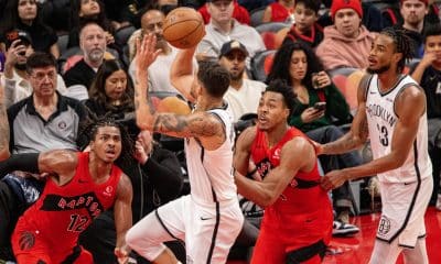 Michael Porter Jr. (2-i), de los Brooklyn Nets, lanza el balón en un partido de la NBA entre Toronto Raptors y Brooklyn Nets en el Scotiabank Arena, en Toronto (Canadá). EFE/Julio Cesar Rivas