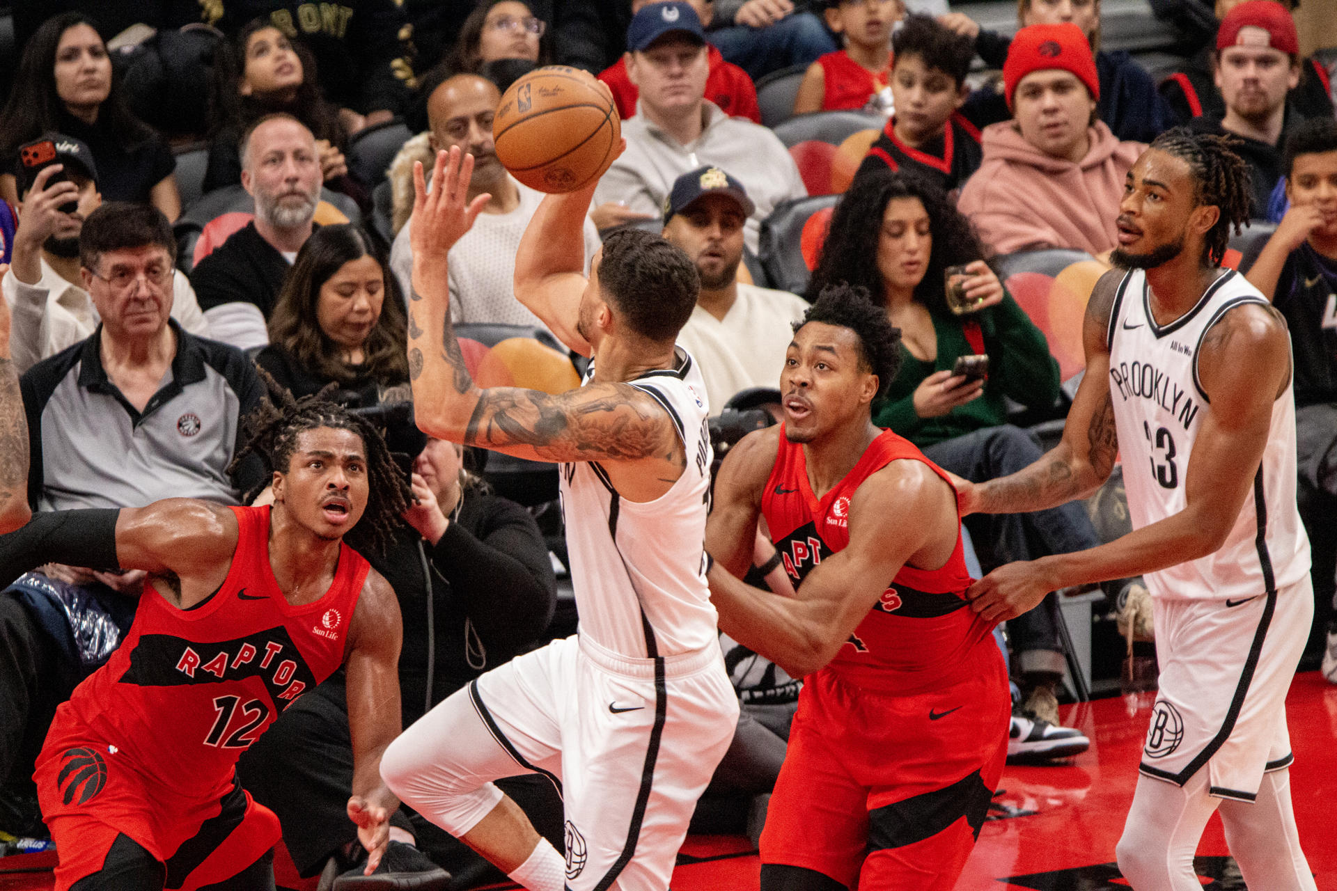 Michael Porter Jr. (2-i), de los Brooklyn Nets, lanza el balón en un partido de la NBA entre Toronto Raptors y Brooklyn Nets en el Scotiabank Arena, en Toronto (Canadá). EFE/Julio Cesar Rivas