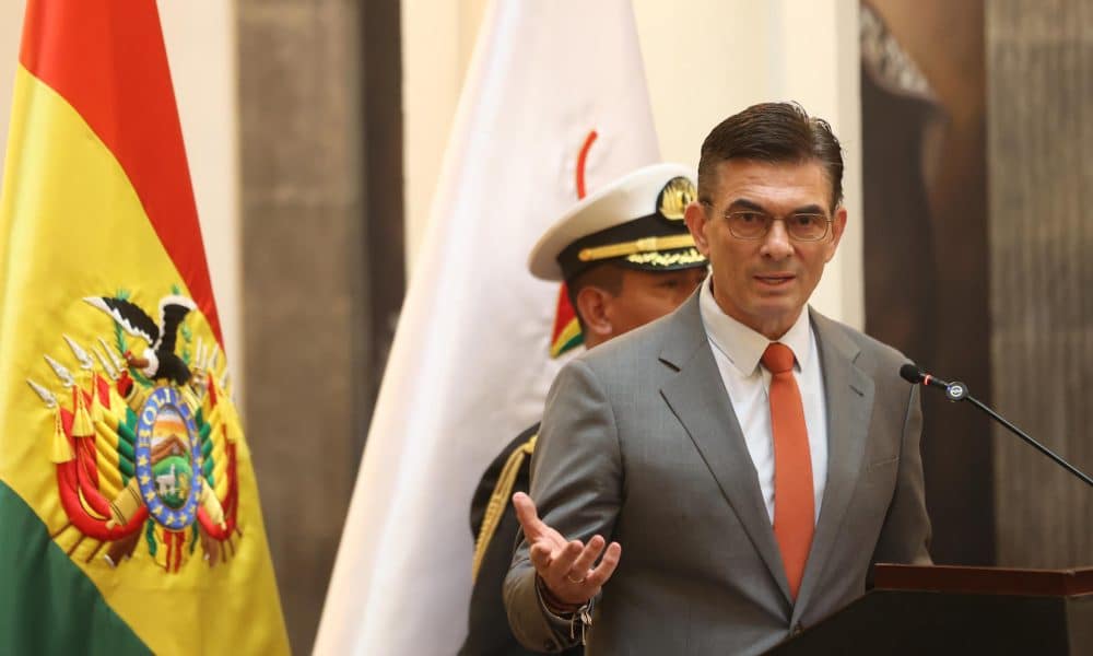 El presidente de Bolivia, Rodrigo Paz, habla durante la posesión del nuevo alto mando militar este jueves, en el Palacio de Gobierno en La Paz (Bolivia). EFE/Luis Gandarillas