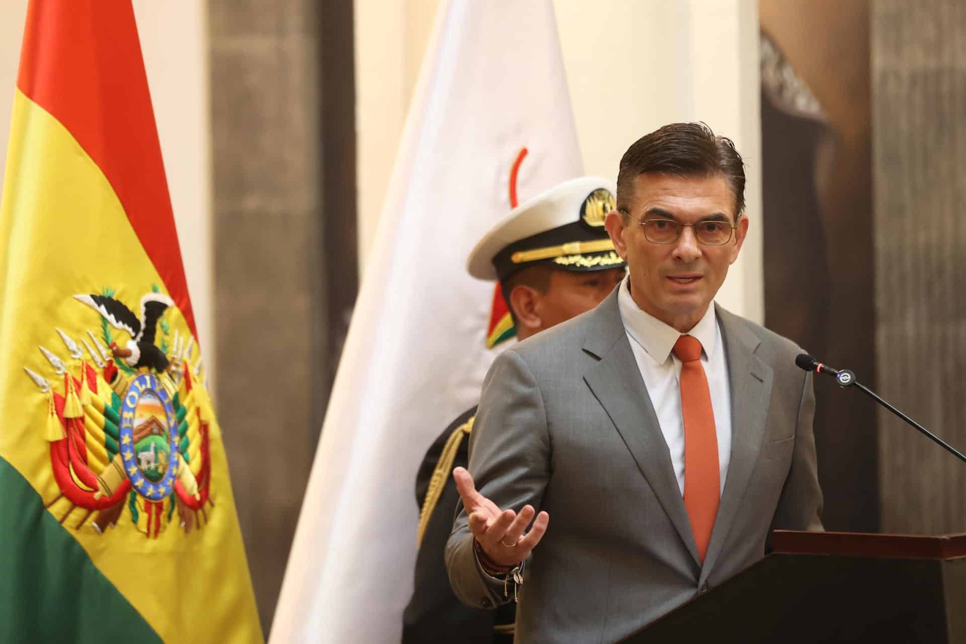 El presidente de Bolivia, Rodrigo Paz, habla durante la posesión del nuevo alto mando militar este jueves, en el Palacio de Gobierno en La Paz (Bolivia). EFE/Luis Gandarillas