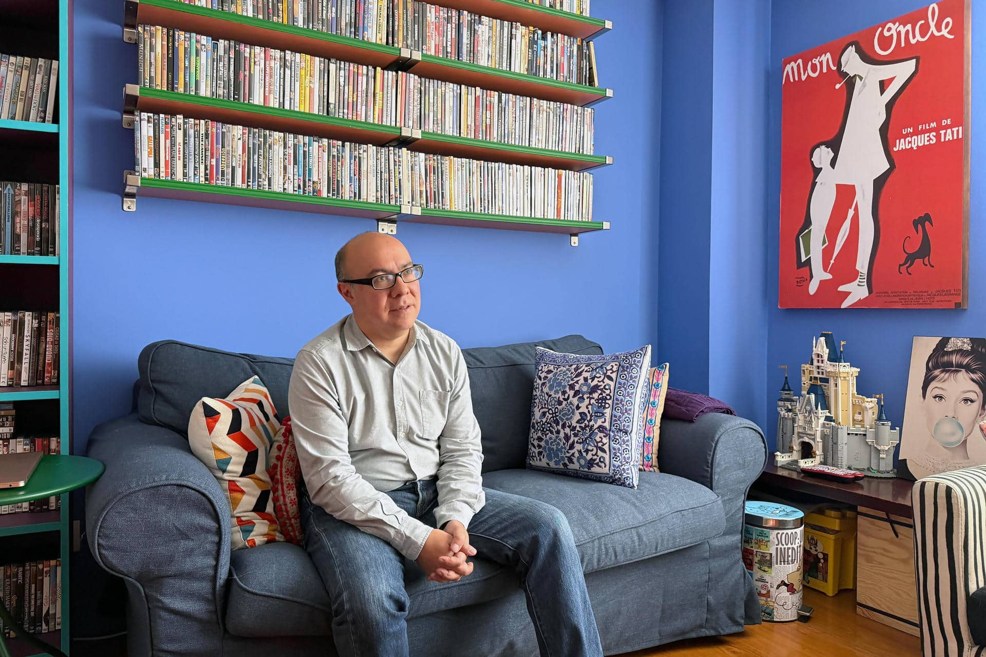 Fotografía del 14 de noviembre de 2025 del escritor colombiano Ricardo Silva Romero posando durante una entrevista con EFE, en Bogotá (Colombia). EFE/ Jorge Gil