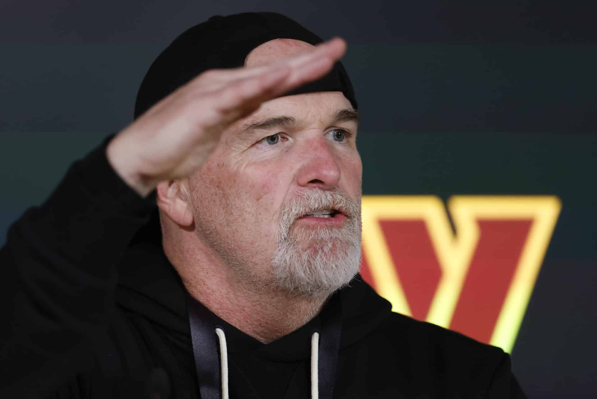 El entrenador de los Washington Commanders, Dan Quinn, ofrece una rueda de prensa después del entrenamiento del equipo este viernes en la Ciudad Deportiva de Valdebebas (Madrid) para preparar su enfrentamiento ante los Miami Dolphins el próximo domingo en el estadio Santiago Bernabéu. EFE/Mariscal