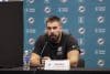 El jugador de los Miami Dolphins Zach Sieler durante la rueda de prensa llevada a cabo este miércoles en el estadio Metropolitano, previa al enfrentamiento ante los Washington Commanders, el próximo domingo en el estadio Santiago Bernabéu. EFE/ Víctor Lerena
