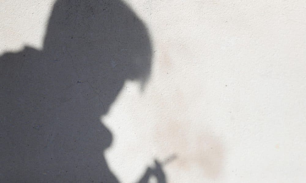 Fotografía de archivo que muestra la silueta de una persona sosteniendo un cigarrillo en Ciudad de México (México). EFE/Javier Lizón