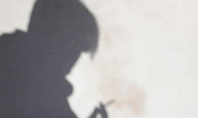 Fotografía de archivo que muestra la silueta de una persona sosteniendo un cigarrillo en Ciudad de México (México). EFE/Javier Lizón