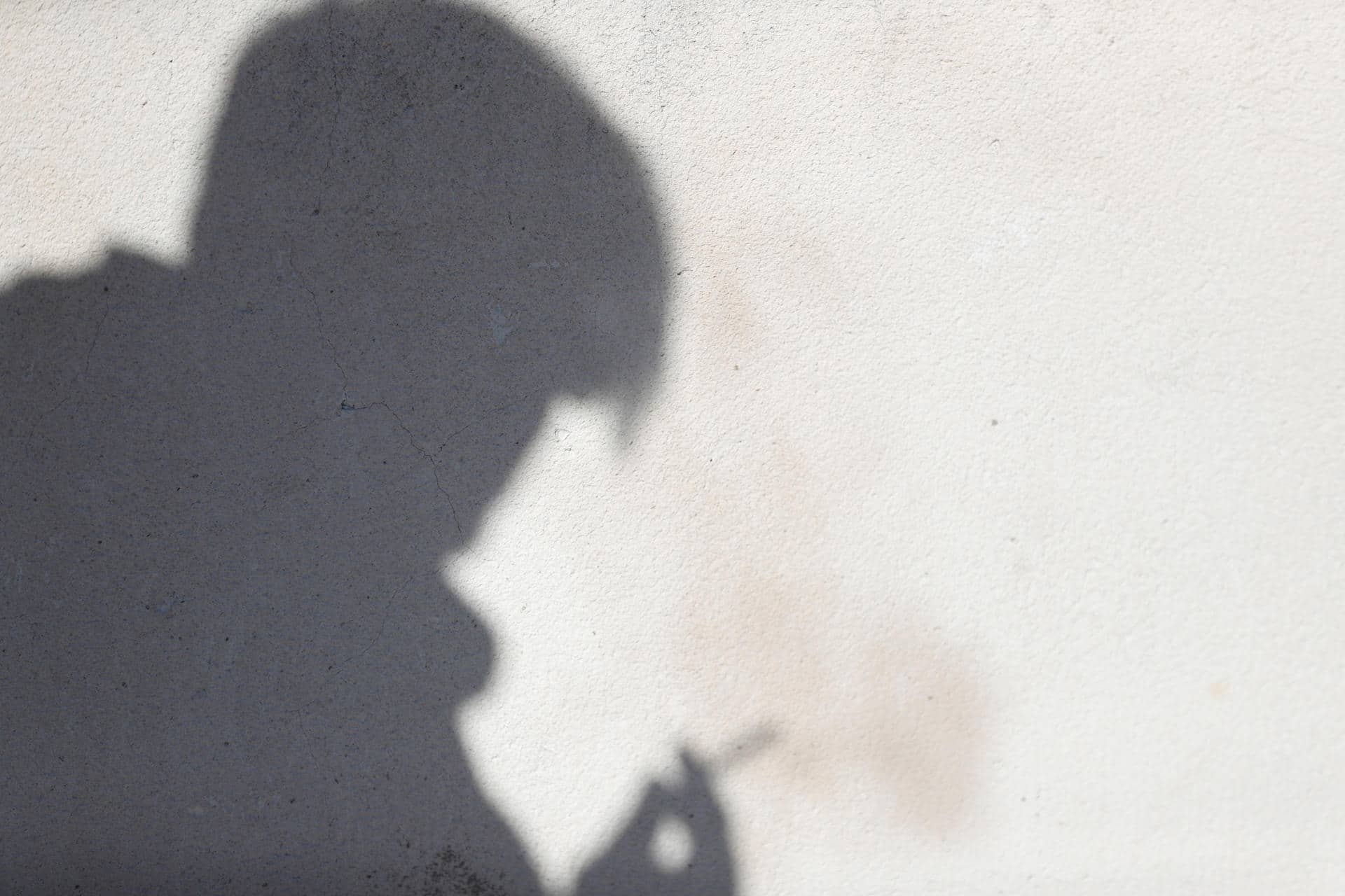 Fotografía de archivo que muestra la silueta de una persona sosteniendo un cigarrillo en Ciudad de México (México). EFE/Javier Lizón