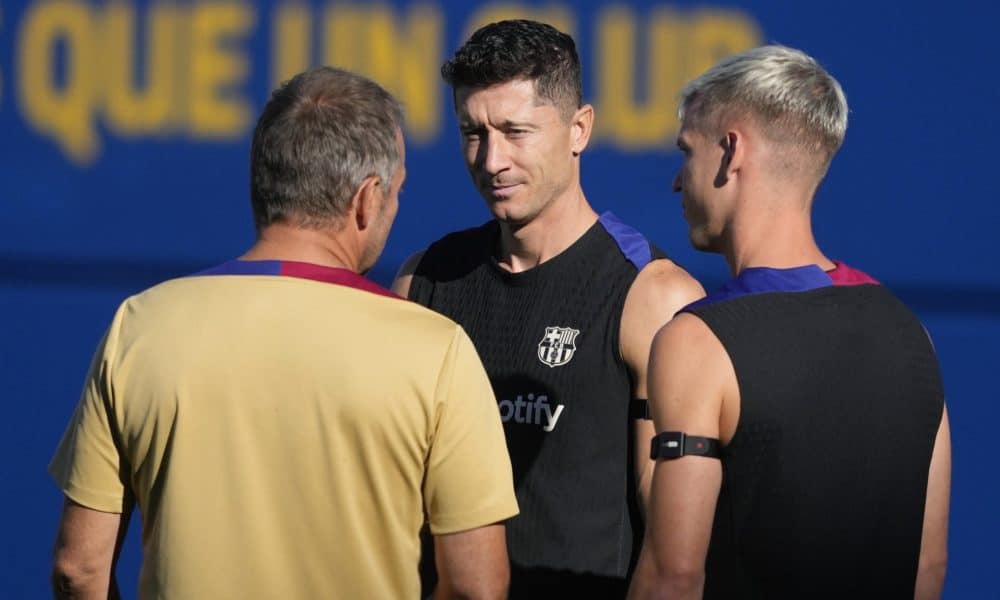 El entrenador del FC Barcelona, Hansi Flick (i), junto a Robert Lewandowski (c) y Dani Olmo, los dos jugadores que recupera para el partido contra el Elche. EFE/Alejandro García