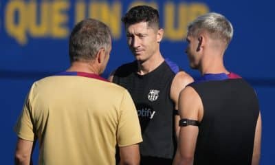 El entrenador del FC Barcelona, Hansi Flick (i), junto a Robert Lewandowski (c) y Dani Olmo, los dos jugadores que recupera para el partido contra el Elche. EFE/Alejandro García