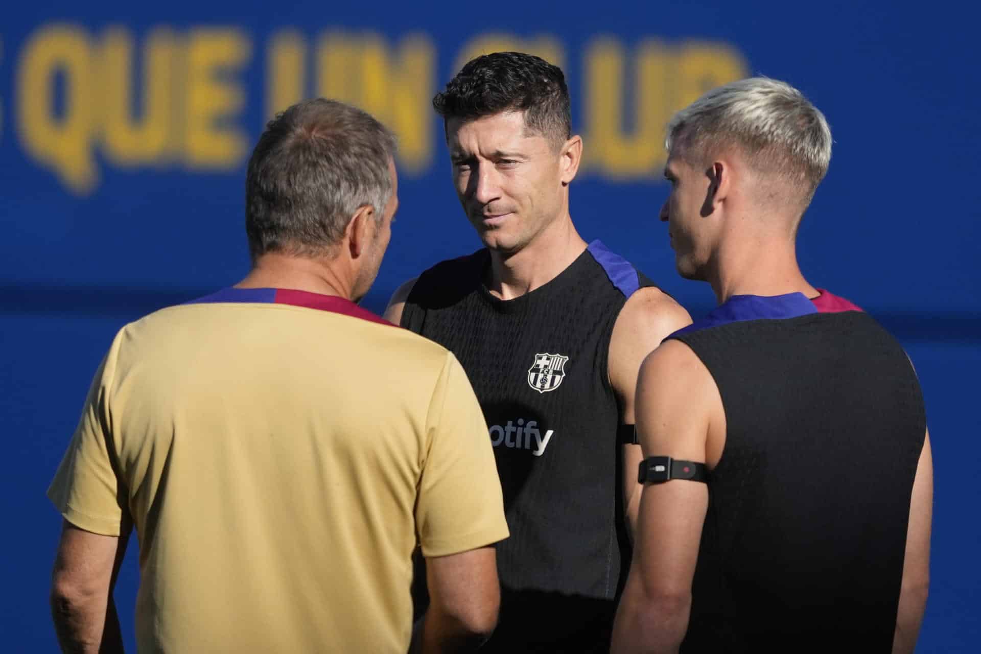El entrenador del FC Barcelona, Hansi Flick (i), junto a Robert Lewandowski (c) y Dani Olmo, los dos jugadores que recupera para el partido contra el Elche. EFE/Alejandro García