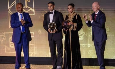 Los marroquíes Achraf Hakimi y Ghizlane Chebbak con los premios que les acreditan como mejor jugador y jugadora de África de 2025, durante la gala celebrada este miércoles y organizada por la Confederación Africana de Fútbol (CAF). EFE/JALAL MORCHIDI