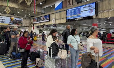 Fotografía de viajeros en una fila este lunes, en el aeropuerto internacional Simón Bolívar, que sirve a Caracas, en Maiquetía (Venezuela). EFE/ Miguel Gutiérrez
