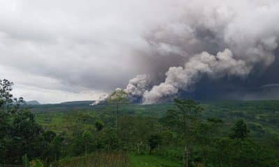Las autoridades de Indonesia elevaron este miércoles la alerta sobre el volcán Semeru al nivel IV (el máximo en la escala del país), tras una serie de erupciones que arrojó flujos piroclásticos por la ladera de la montaña. Lugar: isla de Java, Indonesia Fecha: 19 de noviembre Autor: Cedida por el Centro de Vulcanología y Mitigación de Riesgos Geológicos de Indonesia /EFE