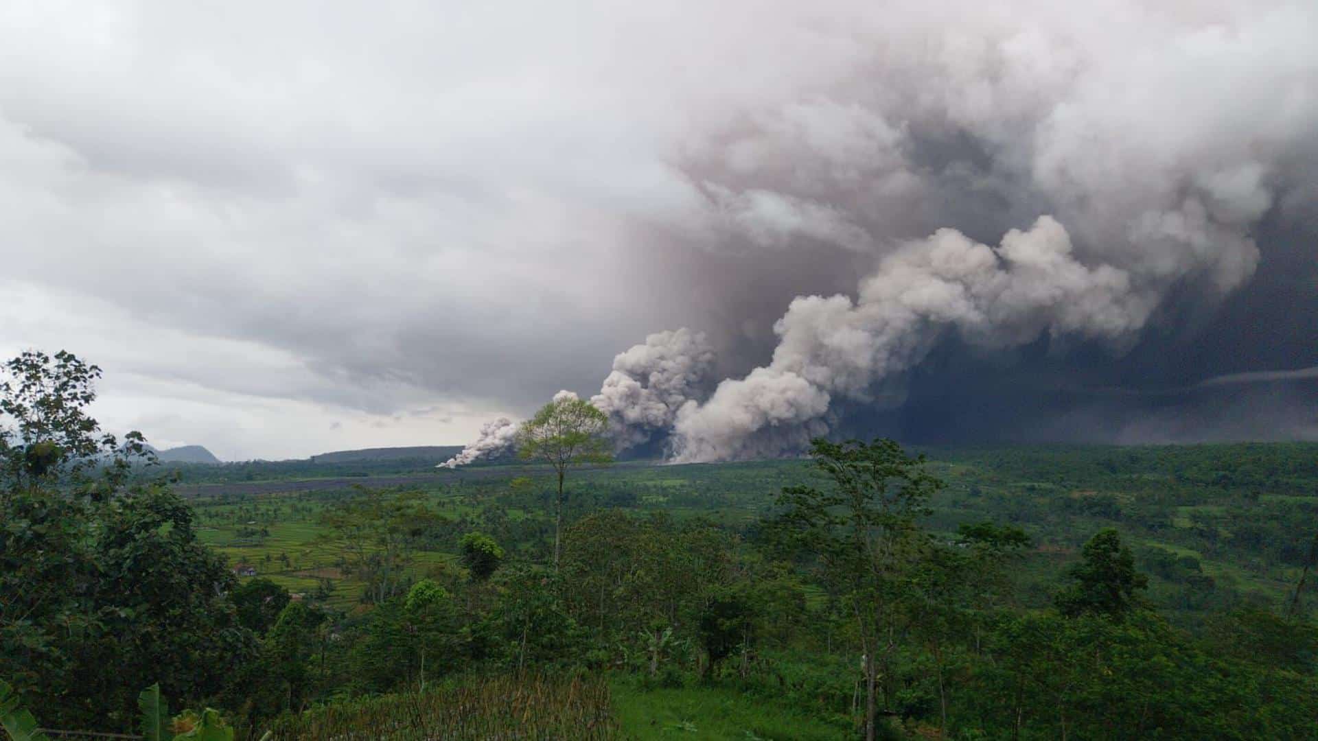 Las autoridades de Indonesia elevaron este miércoles la alerta sobre el volcán Semeru al nivel IV (el máximo en la escala del país), tras una serie de erupciones que arrojó flujos piroclásticos por la ladera de la montaña. Lugar: isla de Java, Indonesia Fecha: 19 de noviembre Autor: Cedida por el Centro de Vulcanología y Mitigación de Riesgos Geológicos de Indonesia /EFE