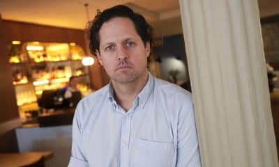 El periodista y escritor estadounidense Vincent Bevins, autor del libro ‘Si ardemos: La década de protestas masivas y la revolución que no fue’, ha asegurado en una entrevista con EFE que la derecha populista responde a la misma pregunta planteada por la izquierda, pero de una manera cínica, destructiva y peligrosa. EFE/Enric Fontcuberta