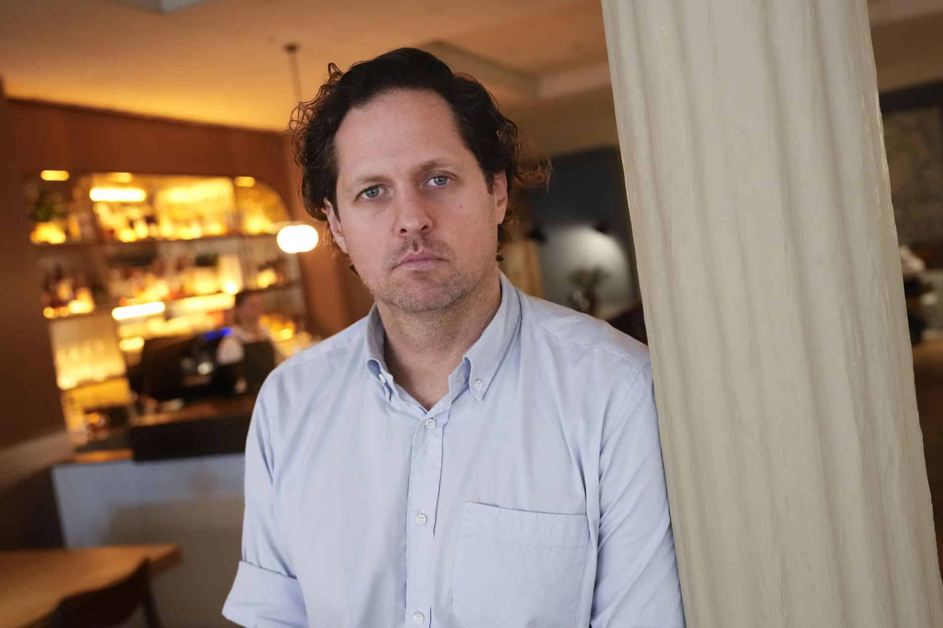 El periodista y escritor estadounidense Vincent Bevins, autor del libro ‘Si ardemos: La década de protestas masivas y la revolución que no fue’, ha asegurado en una entrevista con EFE que la derecha populista responde a la misma pregunta planteada por la izquierda, pero de una manera cínica, destructiva y peligrosa. EFE/Enric Fontcuberta