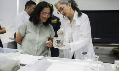 Mariana Carulla (d), conservadora del Ministerio de las Culturas de Colombia, fue captada el 21 de noviembre al mostrarle a la directora del Instituto Colombiano de Antropología e Historia (Icanh), Alheña Caicedo, una tasa que la Armada Nacional de Colombia recuperó del naufragio del galeón San José, que yace en el fondo marino en un punto cercano a Cartagena de Indias (Colombia). EFE/Ricardo Maldonado