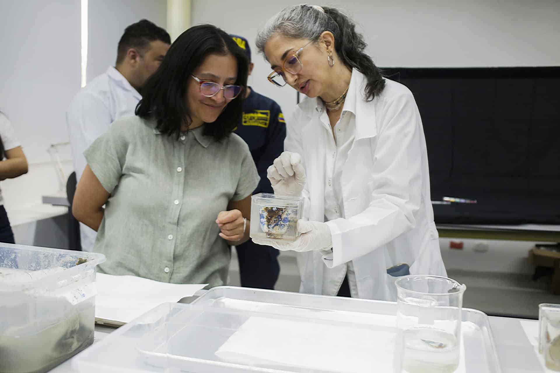 Mariana Carulla (d), conservadora del Ministerio de las Culturas de Colombia, fue captada el 21 de noviembre al mostrarle a la directora del Instituto Colombiano de Antropología e Historia (Icanh), Alheña Caicedo, una tasa que la Armada Nacional de Colombia recuperó del naufragio del galeón San José, que yace en el fondo marino en un punto cercano a Cartagena de Indias (Colombia). EFE/Ricardo Maldonado