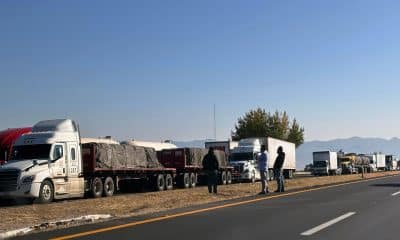 Fotografía del 31 de octubre de 2025, que muestra vehículos de carga estacionados durante un bloqueo de agricultores en la carretera que comunica a Maravatío en Michoacán (México). EFE/Alex Cruz
