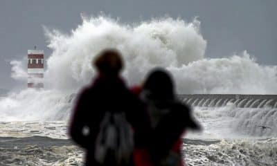 Dos personas observan las olas que chocan contra el faro de Cabedelo en Oporto en una imagen de archivo. EFE/Jose Coelho