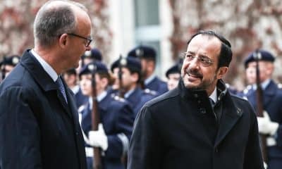 El canciller alemán Friedrich Merz (L) recibe al presidente chipriota Nikos Christodoulides (R) con honores militares, en la Cancillería Federal de Alemania en Berlín, Alemania, 14 de noviembre de 2025. La visita de Christodoulides tiene como objetivo presentar a Merz los pilares principales del programa de la presidencia de Chipre en la UE, incluyendo la defensa de la UE, la gestión de fronteras y el apoyo a la ampliación de la UE, especialmente en los Balcanes Occidentales. (Chipre, Alemania) EFE/EPA/FILIP SINGER