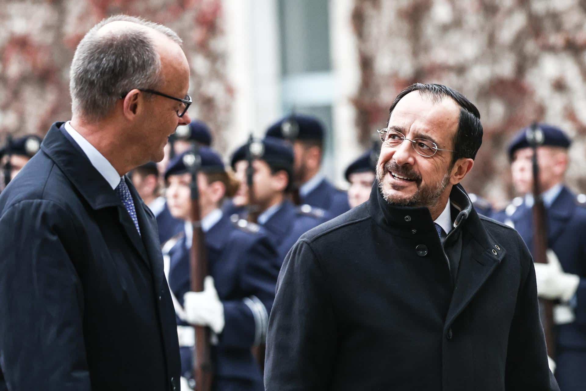 El canciller alemán Friedrich Merz (L) recibe al presidente chipriota Nikos Christodoulides (R) con honores militares, en la Cancillería Federal de Alemania en Berlín, Alemania, 14 de noviembre de 2025. La visita de Christodoulides tiene como objetivo presentar a Merz los pilares principales del programa de la presidencia de Chipre en la UE, incluyendo la defensa de la UE, la gestión de fronteras y el apoyo a la ampliación de la UE, especialmente en los Balcanes Occidentales. (Chipre, Alemania) EFE/EPA/FILIP SINGER