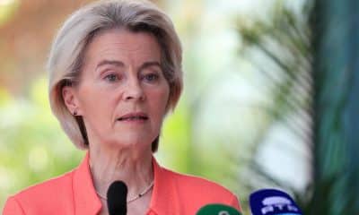 La presidenta de la Comisión Europea, Ursula von der Leyen, habla durante una conferencia de prensa sobre la reunión que tuvo lugar en Luanda entre los miembros de la UE con respecto al plan de paz de EE. UU. para el conflicto entre Rusia y Ucrania, antes de la 7ª Cumbre Unión Europea-Unión Africana en Luanda, Angola, 24 de noviembre de 2025. Marcando 25 años de asociación UE-UA, y bajo el tema 'Promover la paz y la prosperidad a través del multilateralismo efectivo', la cumbre se celebra en un momento en el que Angola asume la presidencia rotativa de la Unión Africana. EFE/EPA/AMPE ROGERIO