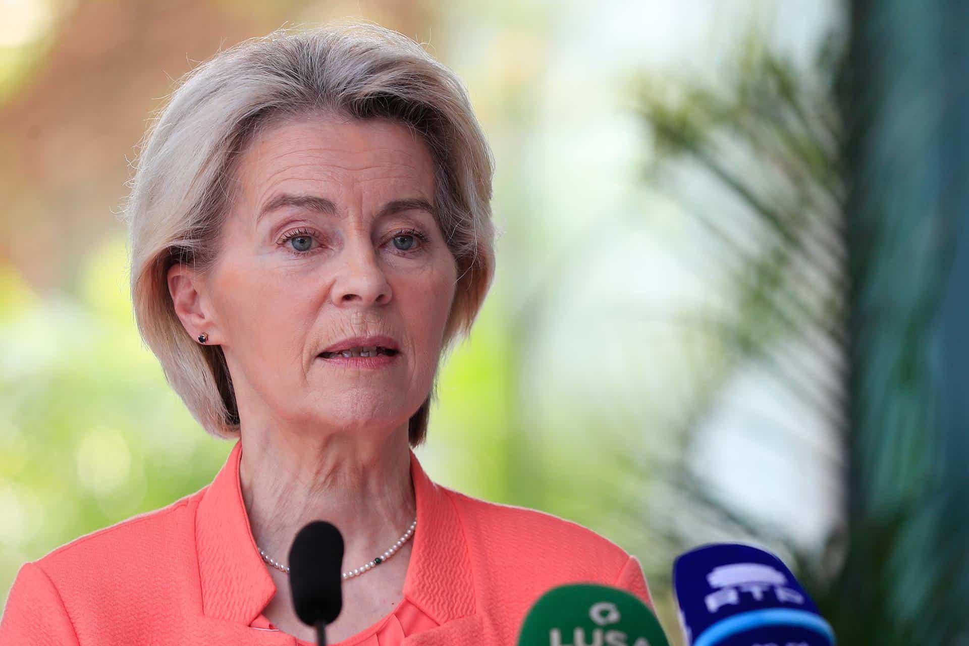 La presidenta de la Comisión Europea, Ursula von der Leyen, habla durante una conferencia de prensa sobre la reunión que tuvo lugar en Luanda entre los miembros de la UE con respecto al plan de paz de EE. UU. para el conflicto entre Rusia y Ucrania, antes de la 7ª Cumbre Unión Europea-Unión Africana en Luanda, Angola, 24 de noviembre de 2025. Marcando 25 años de asociación UE-UA, y bajo el tema 'Promover la paz y la prosperidad a través del multilateralismo efectivo', la cumbre se celebra en un momento en el que Angola asume la presidencia rotativa de la Unión Africana. EFE/EPA/AMPE ROGERIO