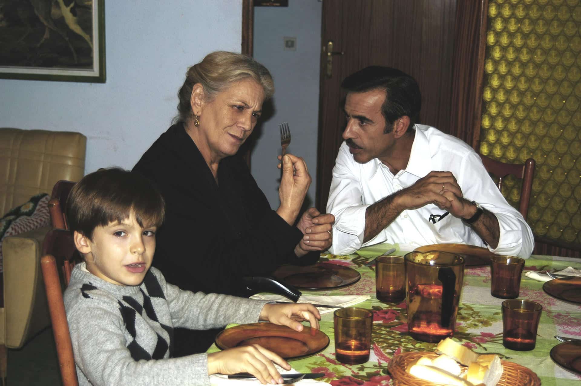 El último capítulo de 'Cuéntame' fue emitido por TVE hace dos años. En la imagen, los actores Imanol Arias, Terele Pávez y Ricardo Gómez durante un capítulo de la serie española. EFE/TVE/Archivo