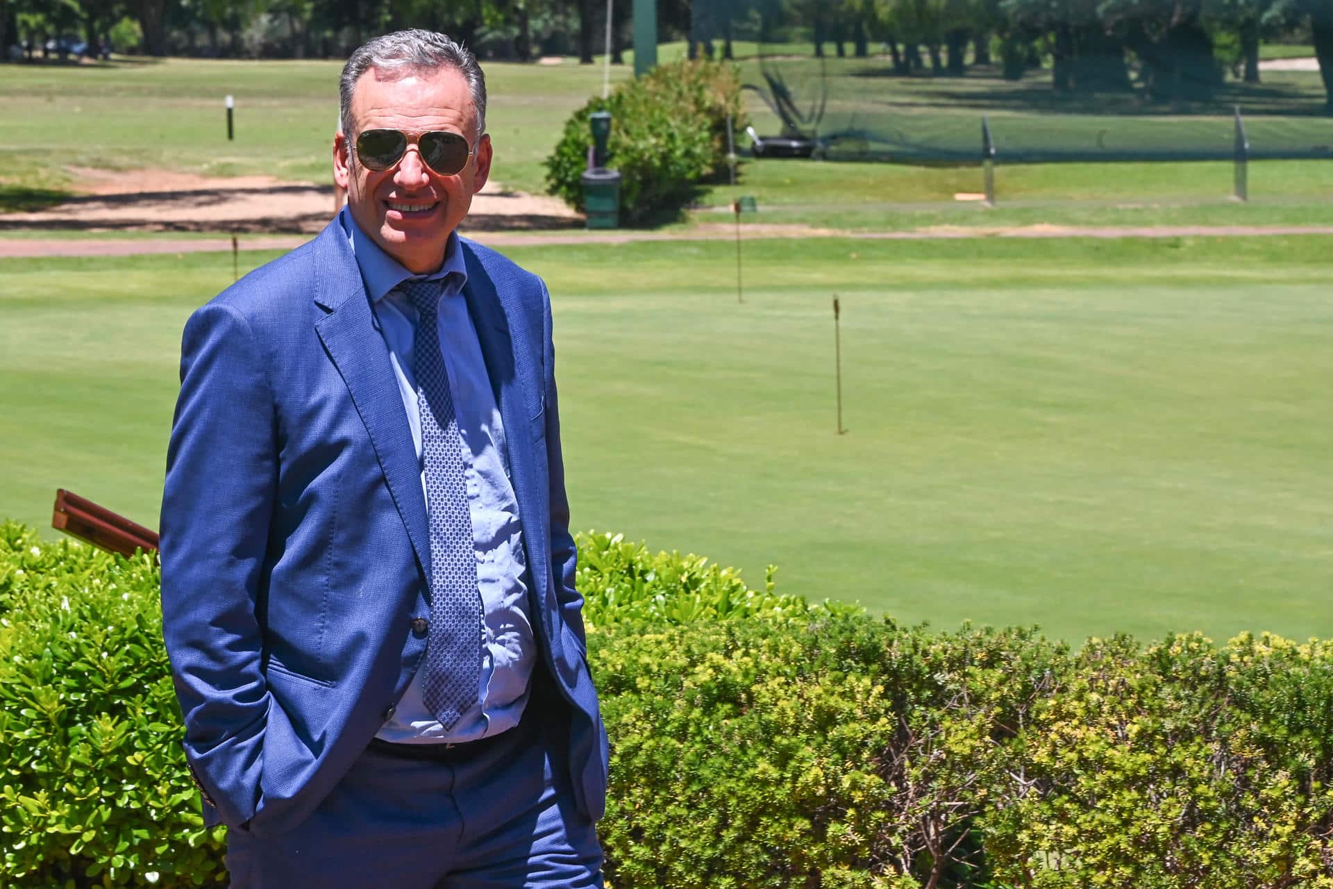 El presidente de Uruguay, Yamandu Orsi, camina a su llegada a un encuentro organizado por la Cámara de Comercio Uruguay-Estados Unidos este lunes, en Montevideo (Uruguay). EFE/ Federico Gutiérrez