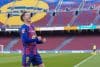 El delantero polaco del Barcelona Robert Lewandowski celebra la consecución del primer gol de su equipo durante el partido de LaLiga entre el Barcelona y el Athletic Club, este sábado en el Camp Nou. EFE/ Siu Wu

