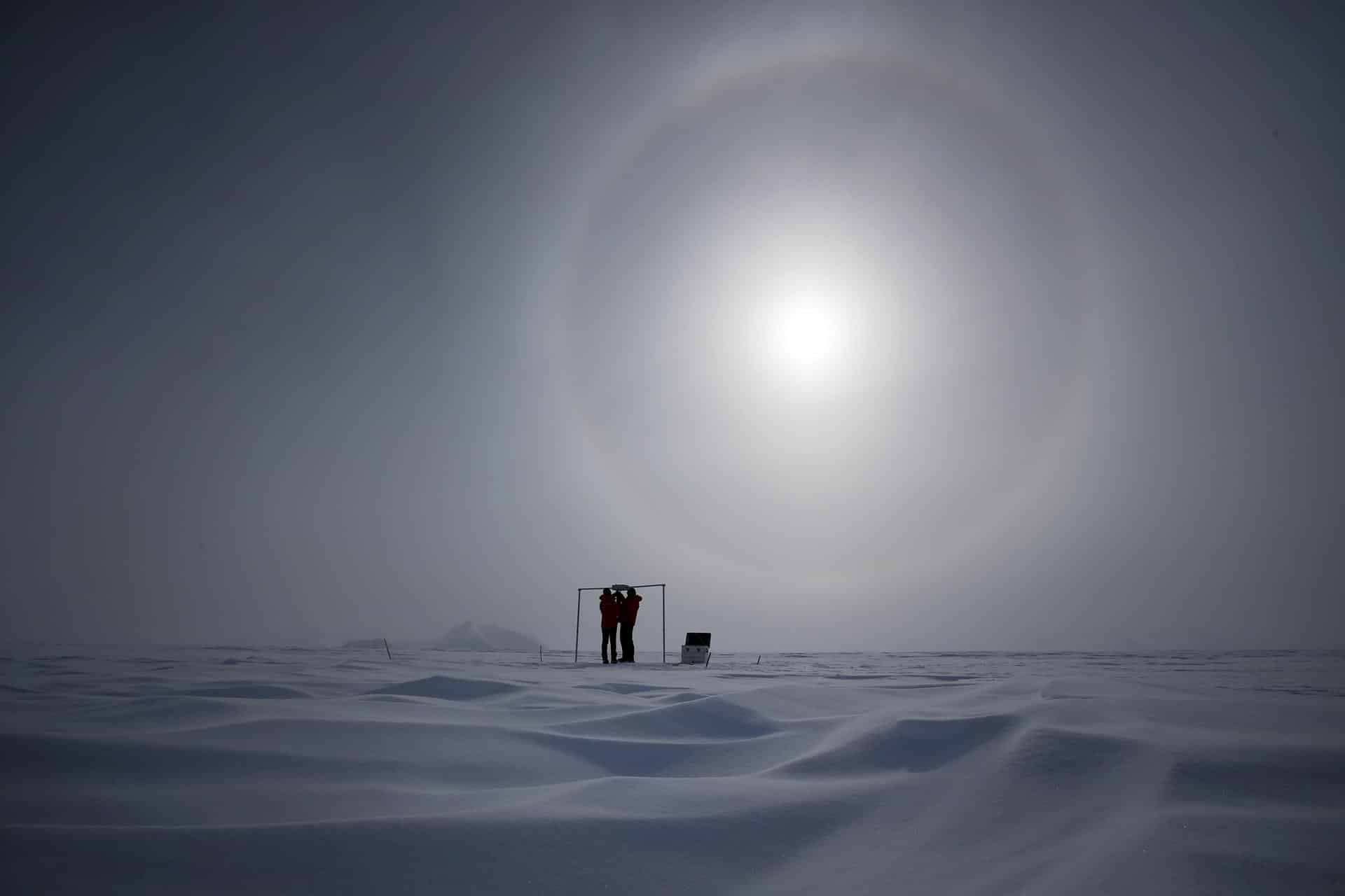 Imagen de archivo que muestra a dos científicos midiendo la radiación solar y su albedo en el campamento Glaciar Union, a 1000 km del Polo Sur. EFE/Felipe Trueba