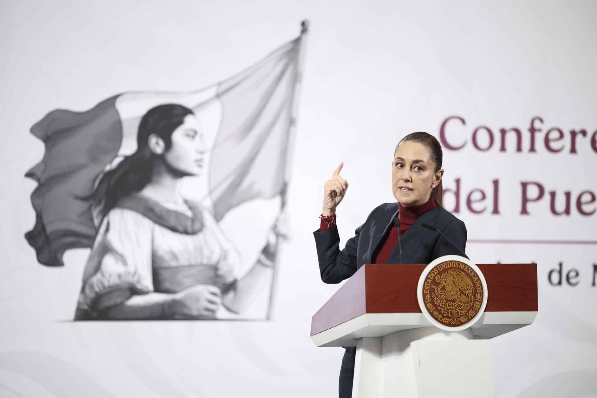 La presidenta de México, Claudia Sheinabum, habla durante una rueda de prensa este viernes en Palacio Nacional de la Ciudad de México (México). EFE/José Méndez
