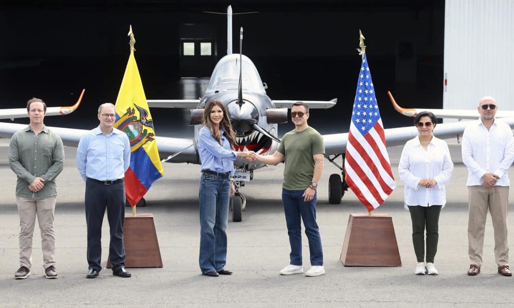 Fotografía cedida este jueves por la Presidencia de Ecuador del presidente de Ecuador, Daniel Noboa (cd), posando con la secretaria de Seguridad Nacional de los Estados Unidos, Kristi Noem (ci), durante un recorrido en la base aérea de la Escuela Superior de Aviación Cosme Rennella en Salinas (Ecuador). EFE/ Presidencia de Ecuador